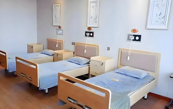 深圳本科可直接入户么_变态男躲女神床下，尺度生猛的日本电影！ 我觉得雷棒个人真的非常军这
